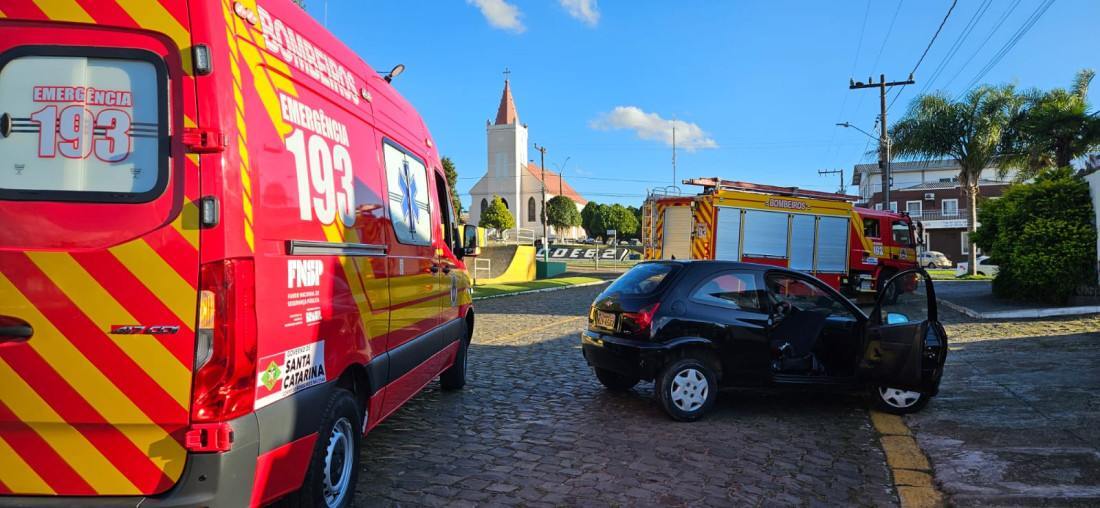 Veículo atingiu muro de residência e duas ocupantes precisaram de atendimento médico