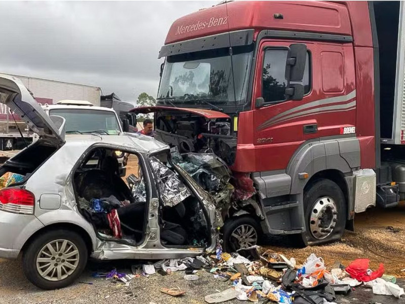 Seis pessoas da mesma fam&iacute;lia morrem em acidente na BR-251 em MG