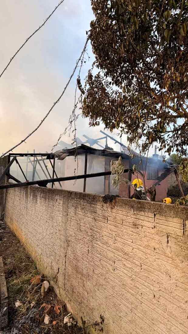 Fogo consumiu completamente o im&oacute;vel no bairro Vila Nova