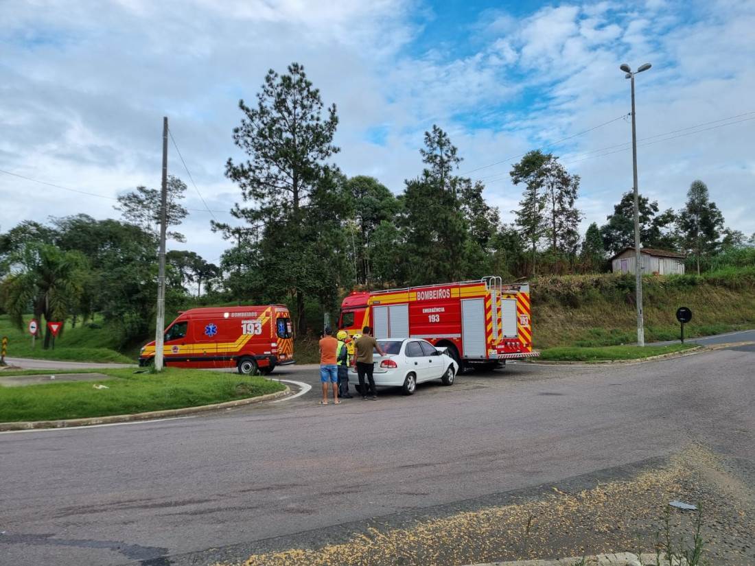 Tr&acirc;nsito exigiu aten&ccedil;&atilde;o no local, onde houve apenas preju&iacute;zos materiais