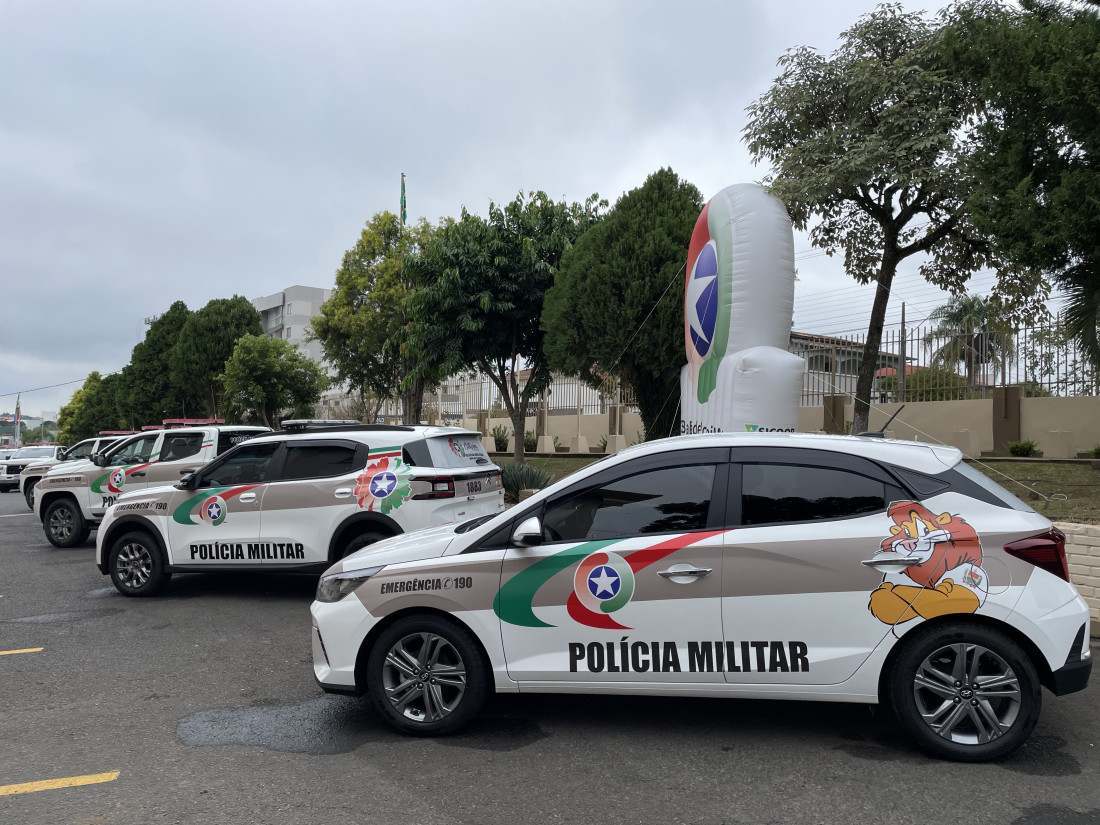 Novos veículos contemplam programas como Rede Rural, Rede Catarina e Proerd, fortalecendo a presença policial e a proteção à comunidade em diversos municípios