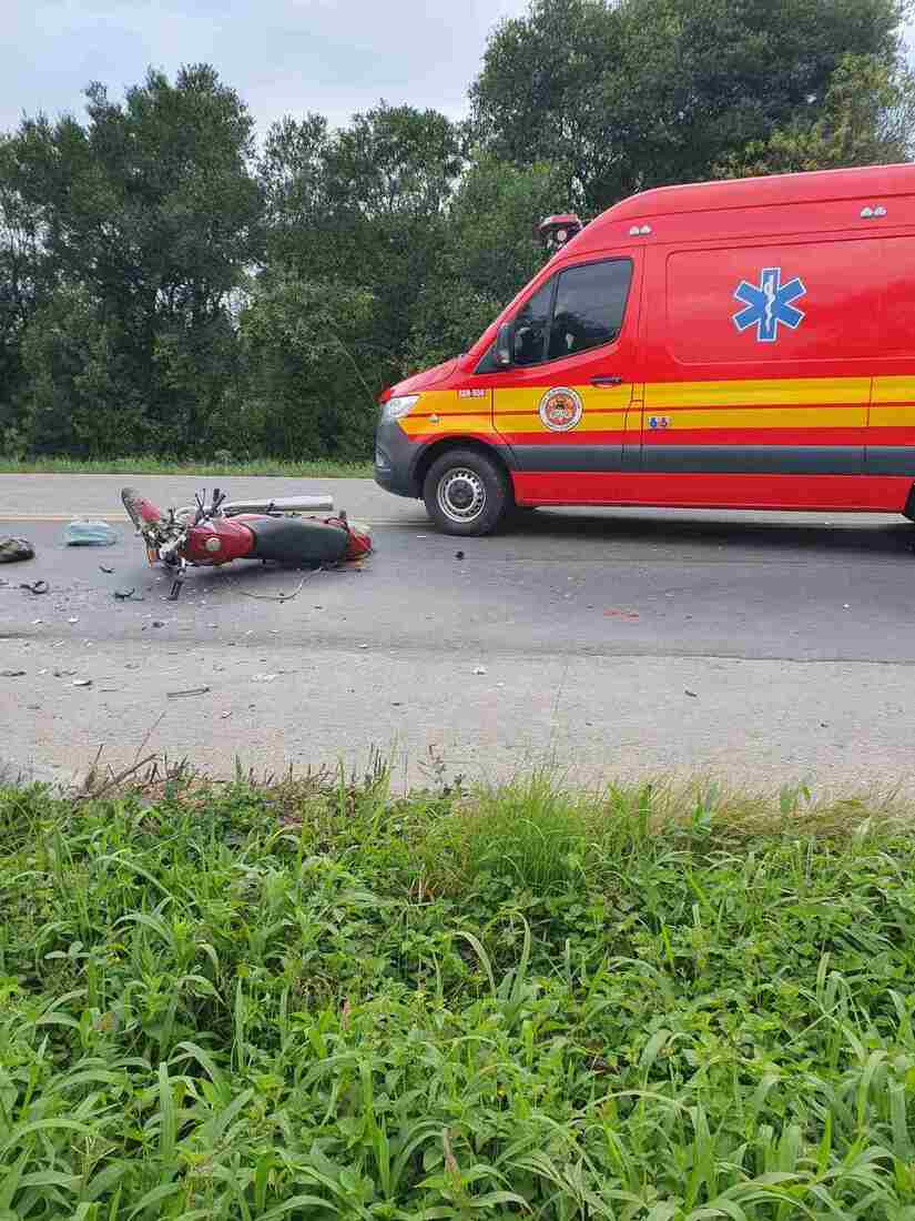 Motociclista sofreu ferimentos graves e foi levado ao hospital ap&oacute;s atendimento no local