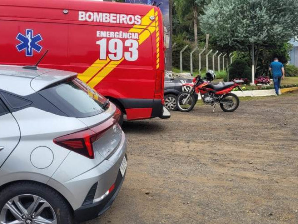 Colis&atilde;o traseira ocorreu no acostamento; uma v&iacute;tima foi levada ao hospital