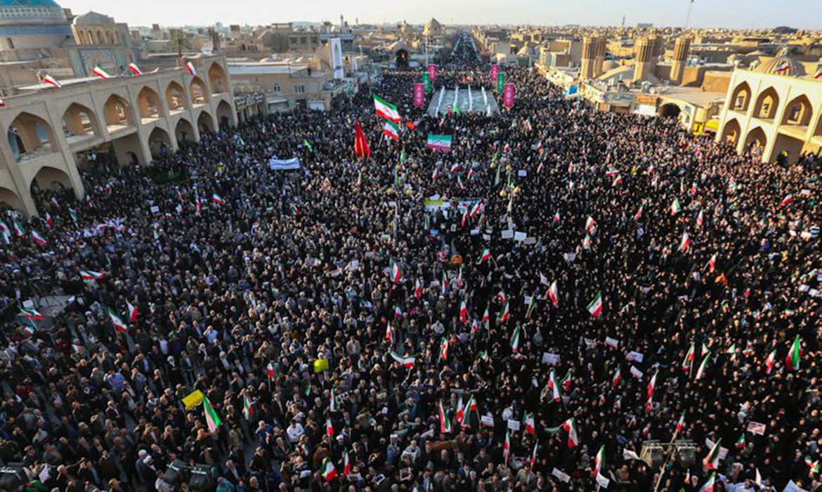 Guerra no Irã leva mais de 30 milhões de volta à pobreza