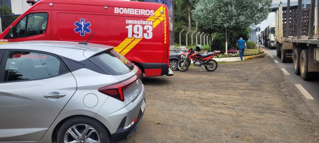 Colisão traseira ocorreu no acostamento; uma vítima foi levada ao hospital