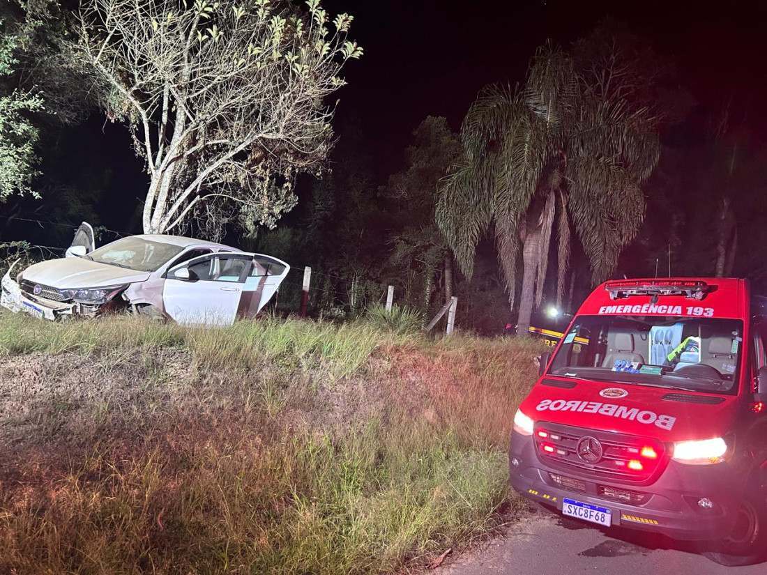 Colisão traseira terminou com saída de pista; vítimas foram levadas ao hospital
