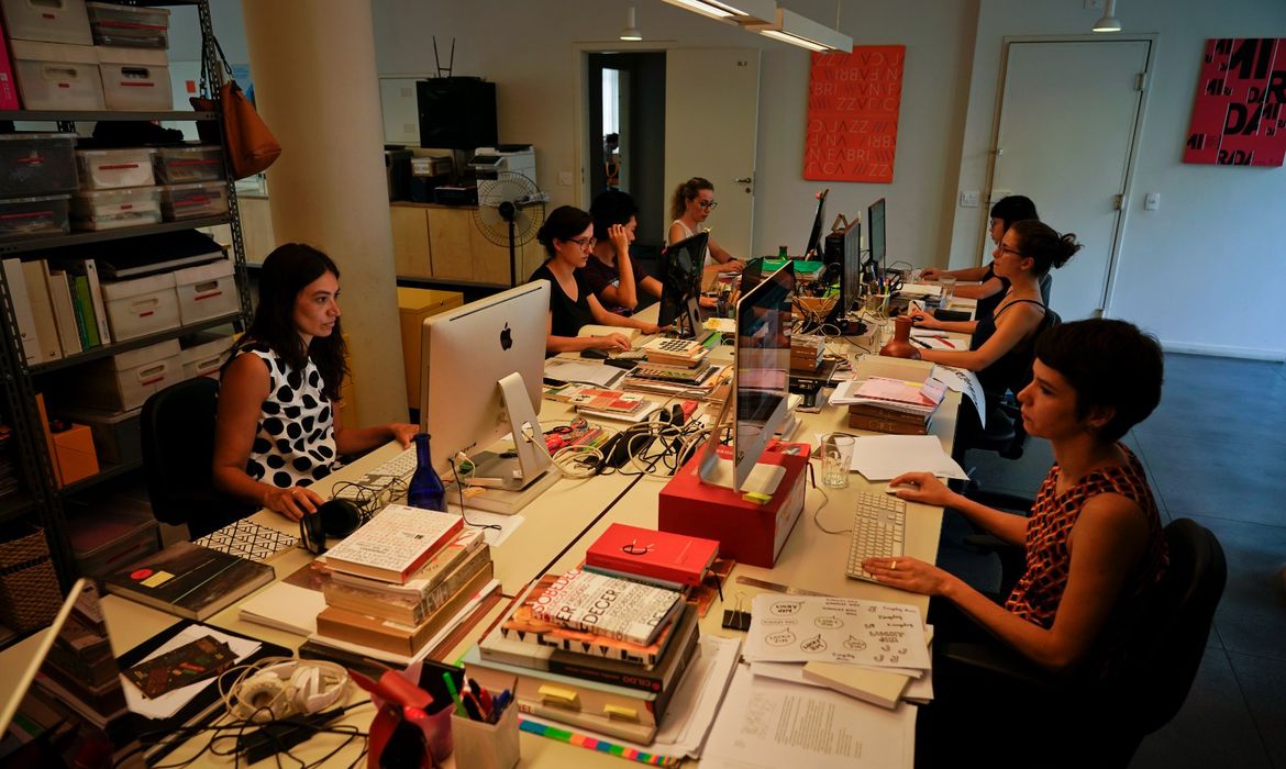 Emprego feminino aumenta 11%, mas desigualdade salarial persiste