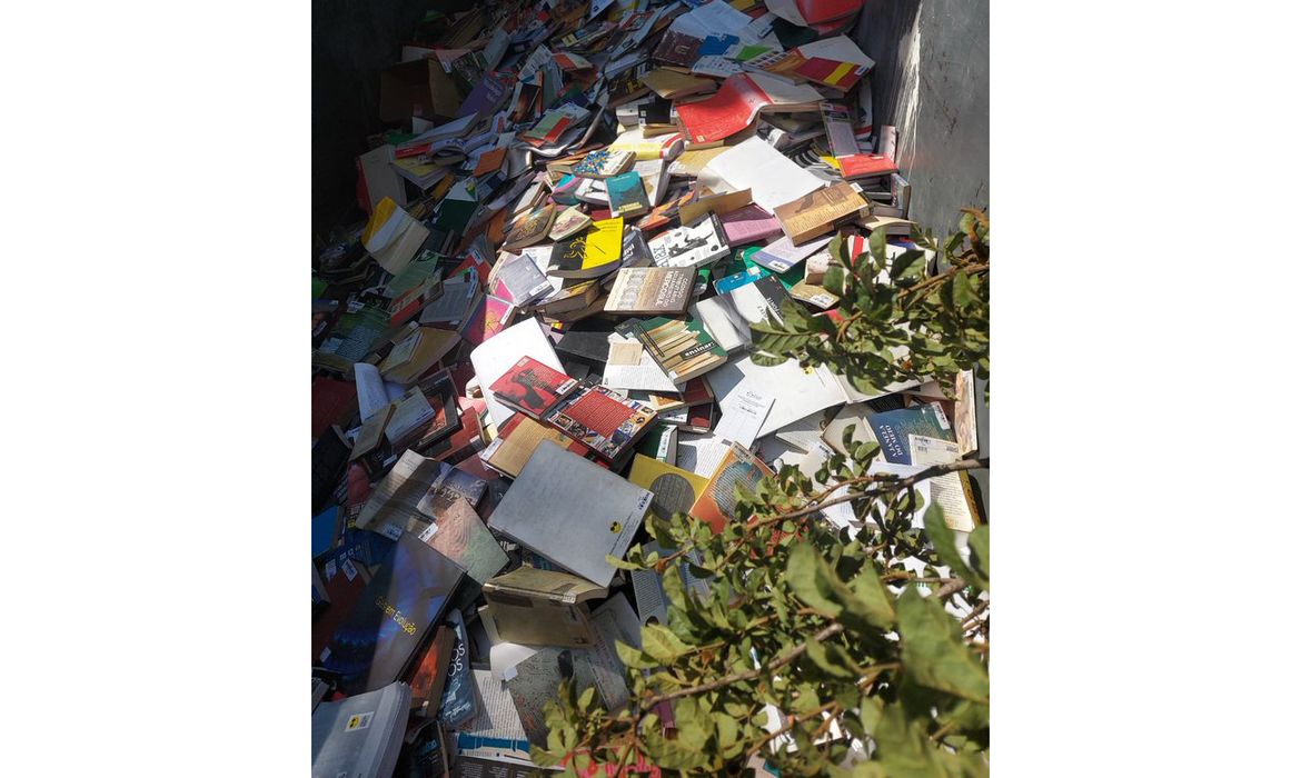 Prefeitura de Osasco joga no lixo livros de biblioteca municipal