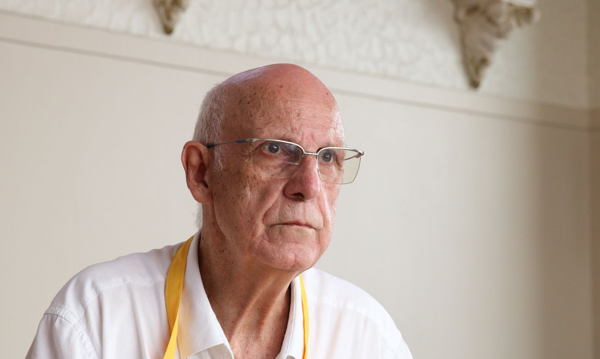 Na Mesa com Datena recebe padre Júlio Lancellotti nesta terça-feira