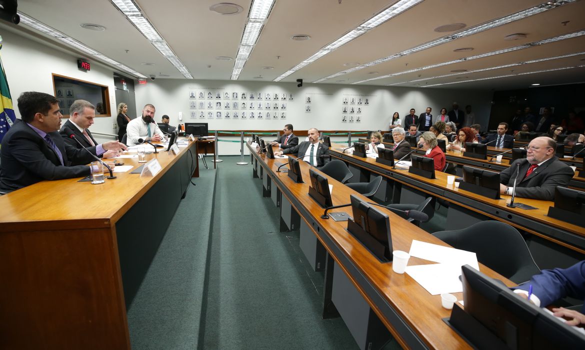 Conselho de Ética adia análise contra deputados por quebra de decoro