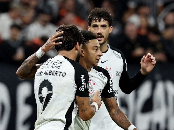 Corinthians derrota Pe&ntilde;arol para seguir 100% na Libertadores
