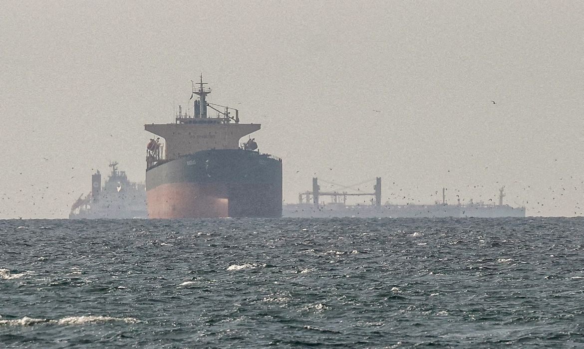 Irã nega passagem de navios dos EUA por Ormuz e petróleo dispara