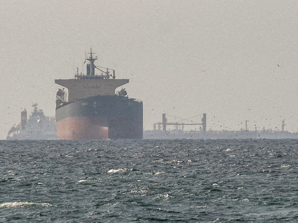 Ir&atilde; nega passagem de navios dos EUA por Ormuz e petr&oacute;leo dispara