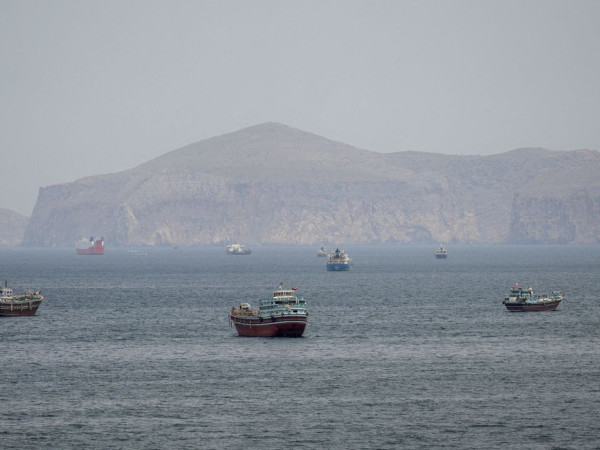 M&iacute;sseis atingem navio de guerra dos EUA que tentava entrar em Ormuz
