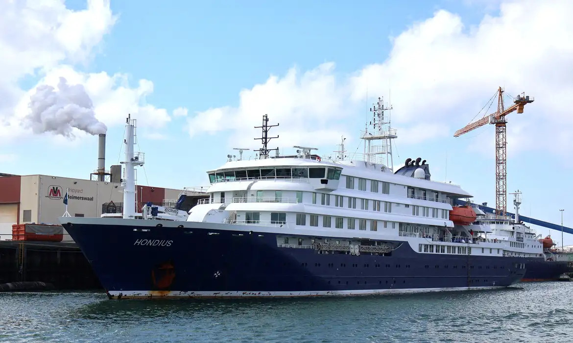 Navio de cruzeiro atingido por hantavírus retira passageiros doentes 
