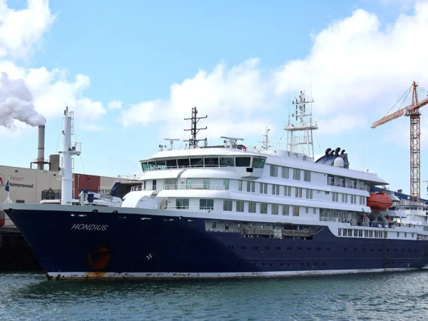 Navio de cruzeiro atingido por hantav&iacute;rus retira passageiros doentes 