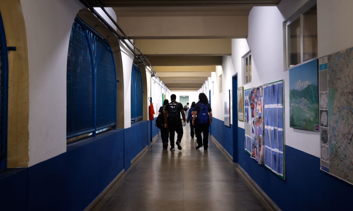 Enfrentamento à violência é desafio para 71,7% dos gestores de escolas