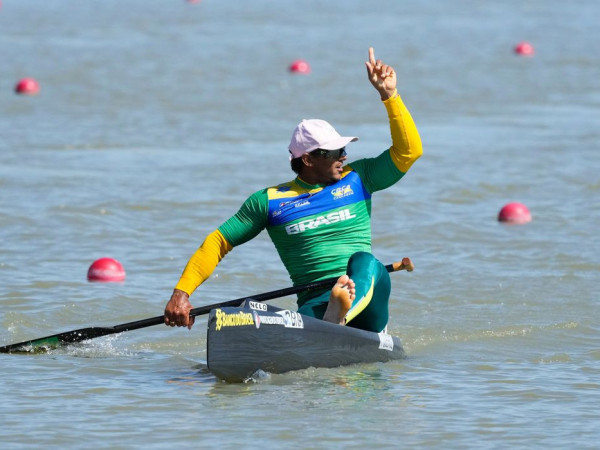Isaquias Queiroz &eacute; prata na Copa do Mundo de Canoagem na Hungria