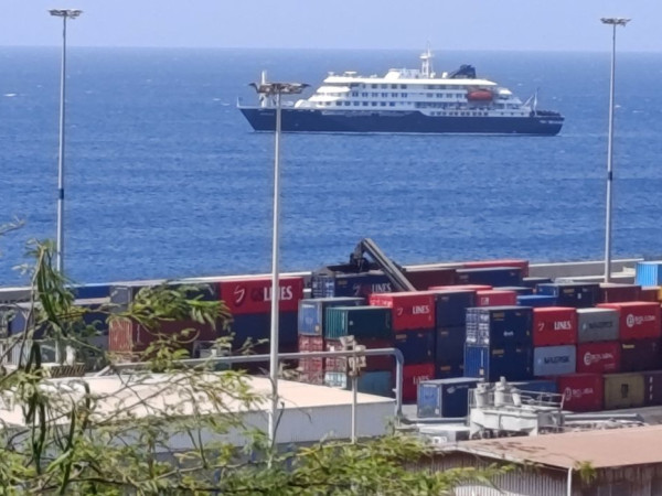 Passageiros come&ccedil;am a deixar navio onde houve surto de hantav&iacute;rus