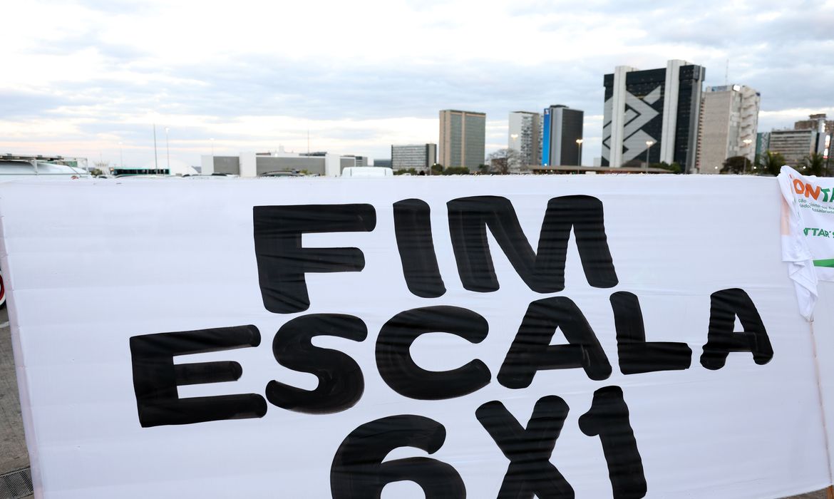 Vereadores fazem protocolaço de projetos pelo fim da escala 6x1