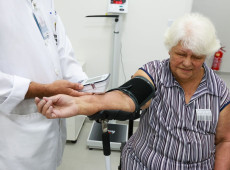 Pessoas 50+ v&atilde;o representar metade do consumo com sa&uacute;de em 2044