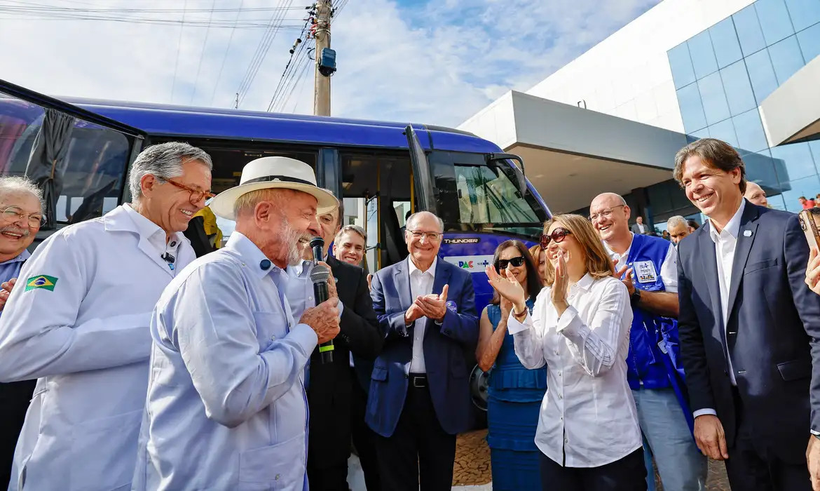 "Aqui não tem dinheiro do Vorcaro, diz Lula em visita a hospital