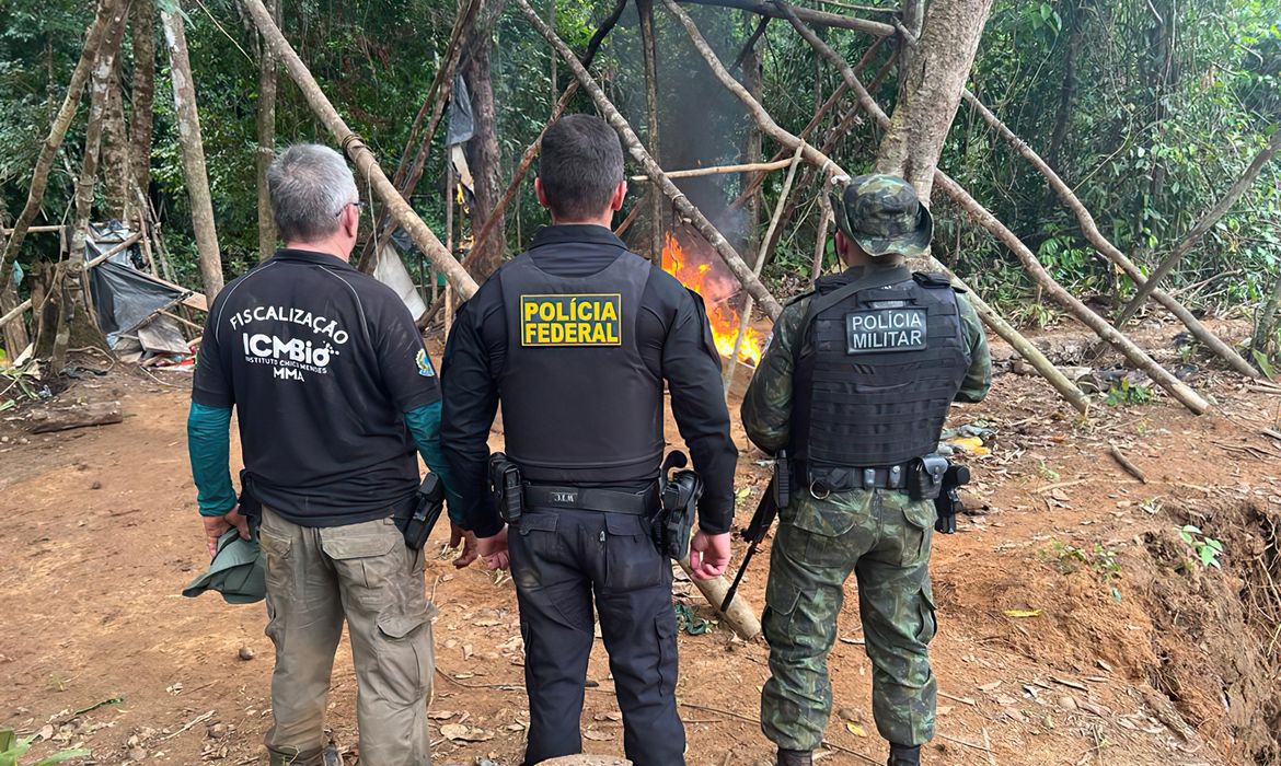 Polícia Federal combate garimpos ilegais nos estados do Amapá e Pará