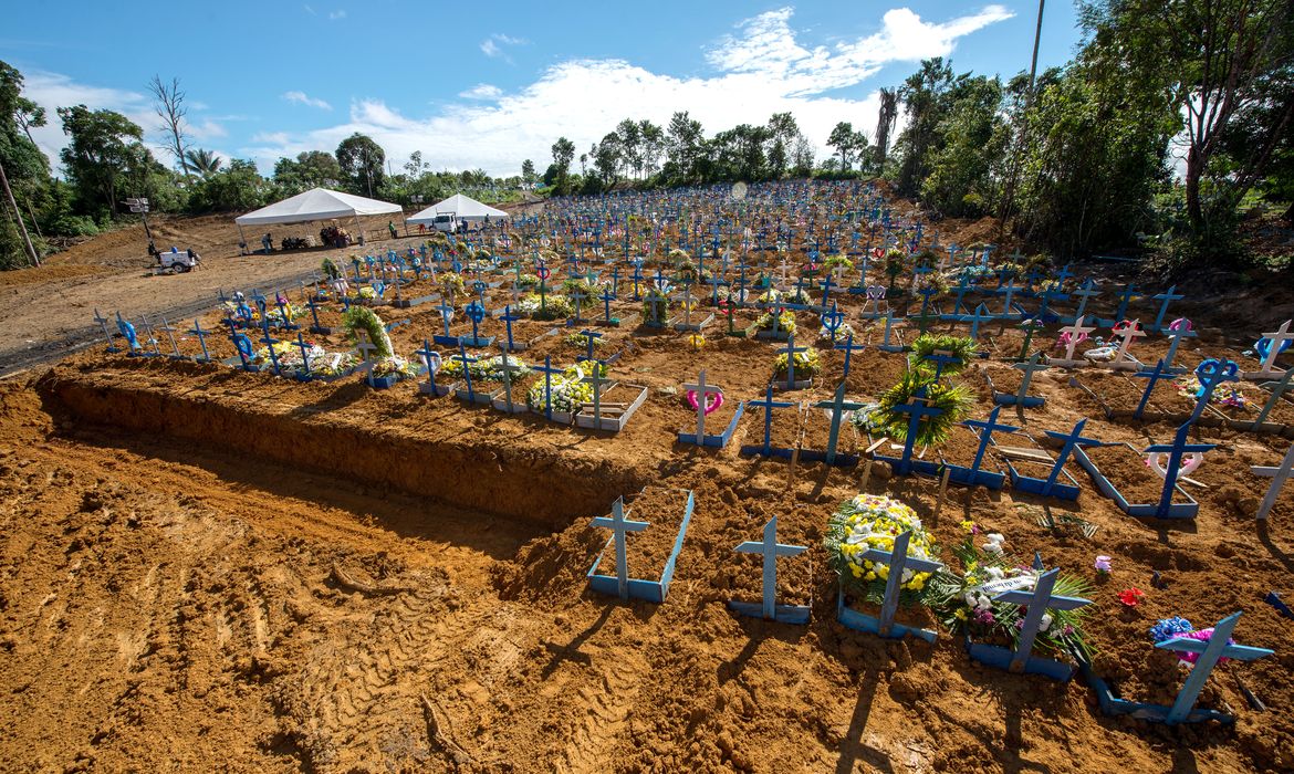 Negacionismo fez brasileiros "perderem" 3,4 anos de vida na pandemia