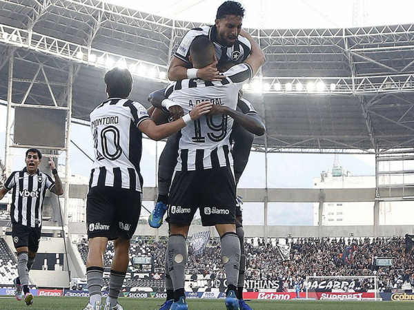 Botafogo vence Corinthians pelo Brasileir&atilde;o com tr&ecirc;s de Arthur Cabral