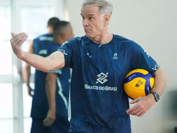 Bernardinho anuncia os inscritos do Brasil na Liga das Na&ccedil;&otilde;es de V&ocirc;lei