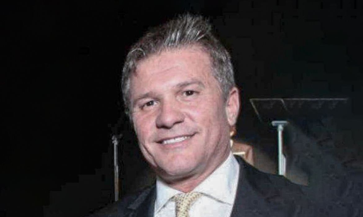 Mendonça vota para manter prisão de pai de Vorcaro; Gilmar pede vista 