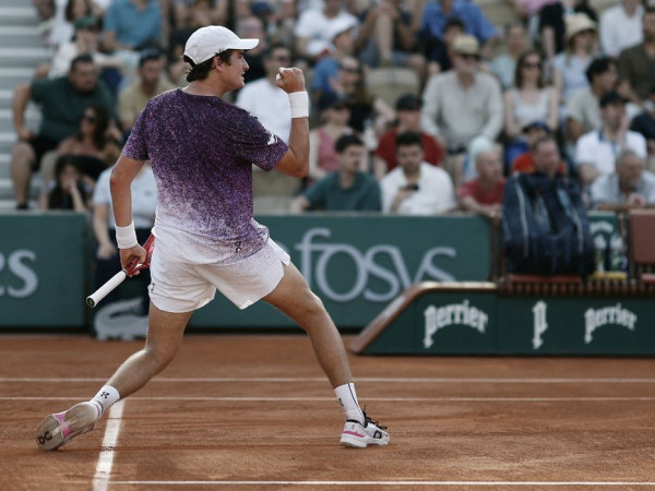 Jo&atilde;o Fonseca estreia com vit&oacute;ria no torneio de Roland Garros
