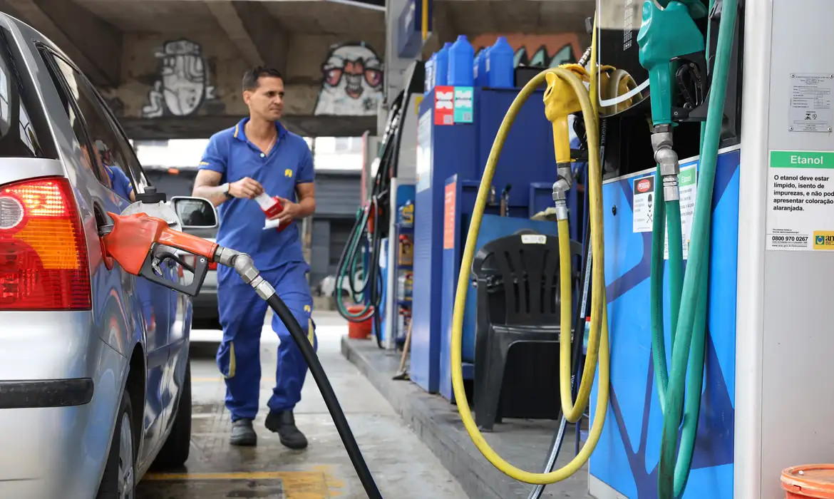 Governo fixa subvenção à gasolina em R$ 0,44 por litro