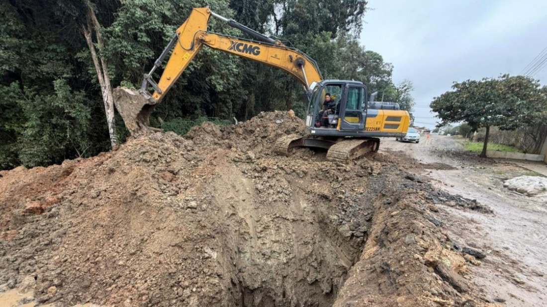  força-tarefa de limpeza e desobstrução de valas e bueiros em diversos pontos do município