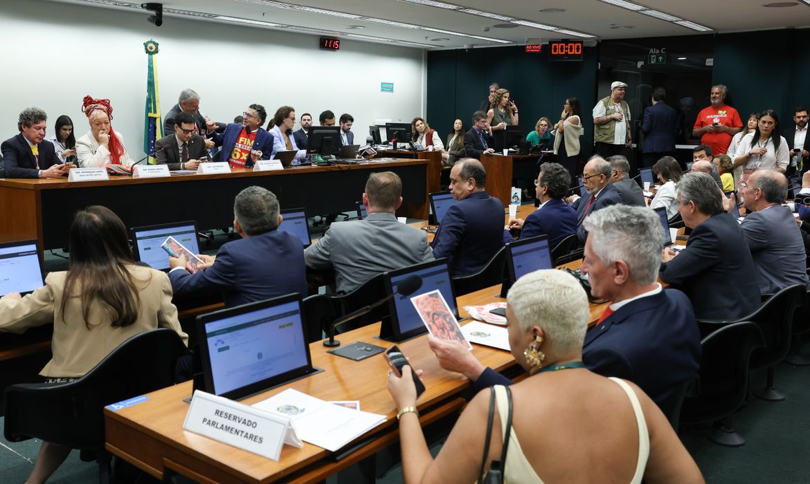 Oposição critica PEC do fim da escala 6x1 durante votação na Comissão