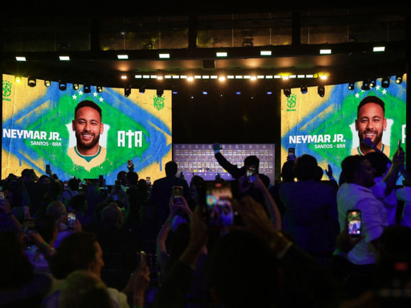 Neymar n&atilde;o treina em apresenta&ccedil;&atilde;o e preocupa a duas semanas da Copa