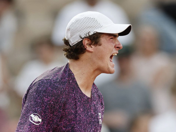 Jo&atilde;o Fonseca vira sobre croata e vai encarar Djoko em Roland Garros