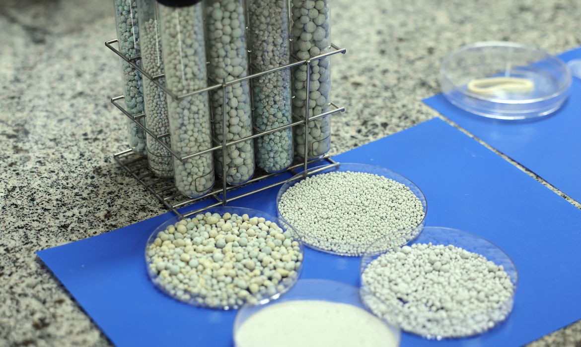 Embrapa cria calcário mais nutritivo resistente à umidade e ao vento