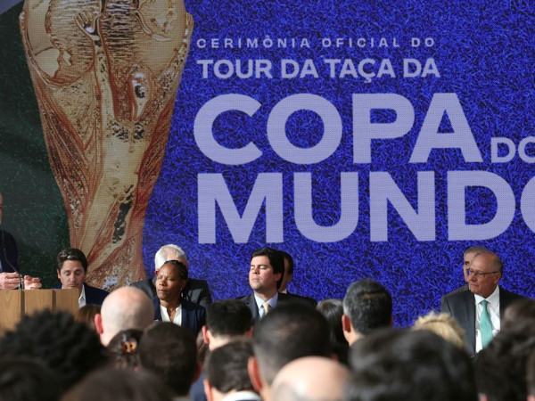 Lula sanciona lei da Copa do Mundo Feminina e reconhece pioneiras