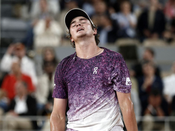 Jo&atilde;o Fonseca luta, mas d&aacute; adeus a Roland Garros ap&oacute;s rev&eacute;s para Mensik