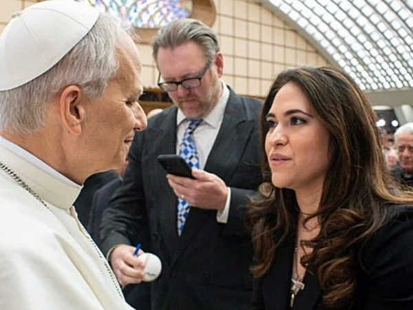 Papa nomeia primeira mulher para liderar comunica&ccedil;&otilde;es do Vaticano