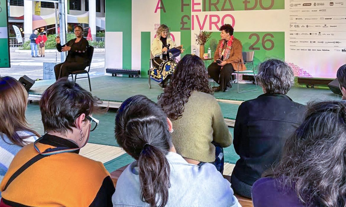 Literatura como resistência: tema ganha espaço nA Feira do Livro