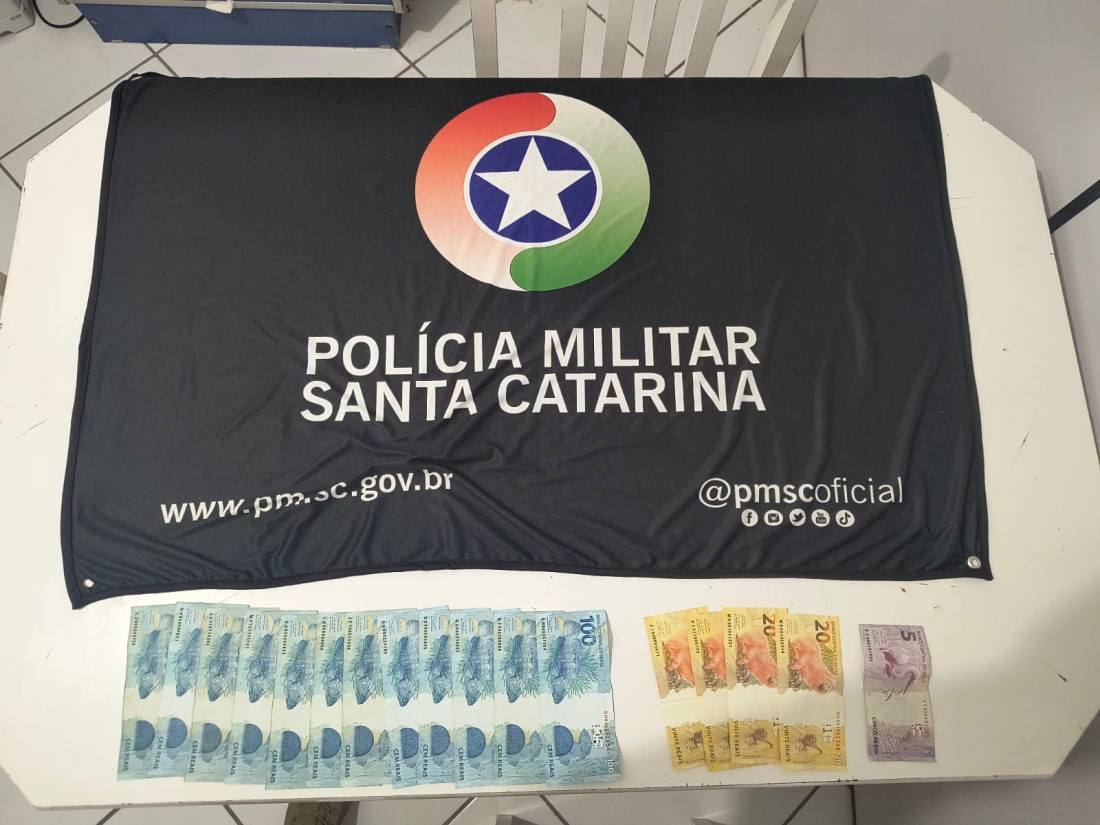Testemunha flagra ação, aciona a polícia e suspeito é localizado com o dinheiro da vítima minutos depois