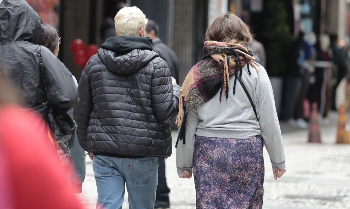 Inmet emite aviso amarelo para queda de temperatura em 12 estados e DF