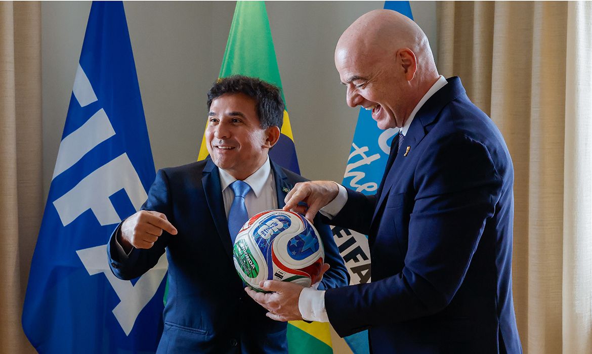 Ministro do Esporte entrega marco regulatório da Copa Feminina à Fifa