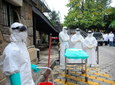 Tr&ecirc;s morrem no Qu&ecirc;nia em protestos contra centro dos EUA para ebola