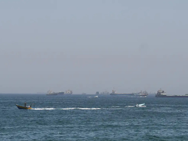 EUA lan&ccedil;am novos ataques contra Ir&atilde;; for&ccedil;as iranianas fecham Ormuz