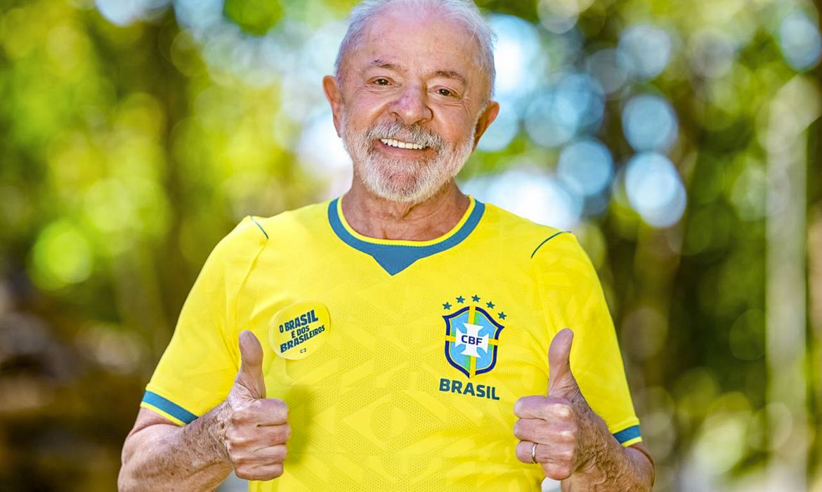 Lula pede para seleção do Brasil jogar com a alma na Copa do Mundo