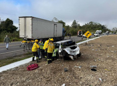 acidente de tr&acirc;nsito do tipo carro x caminh&atilde;o.