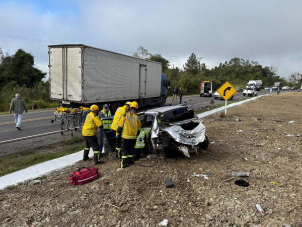 acidente de tr&acirc;nsito do tipo carro x caminh&atilde;o.
